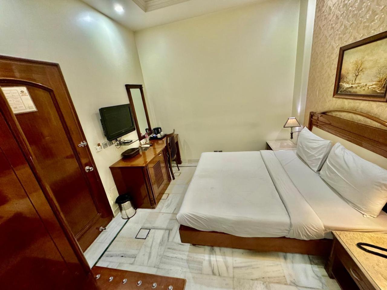 Hotel Florence Inn, Karol Bagh, New Delhi, 2 Min From Metro Buitenkant foto