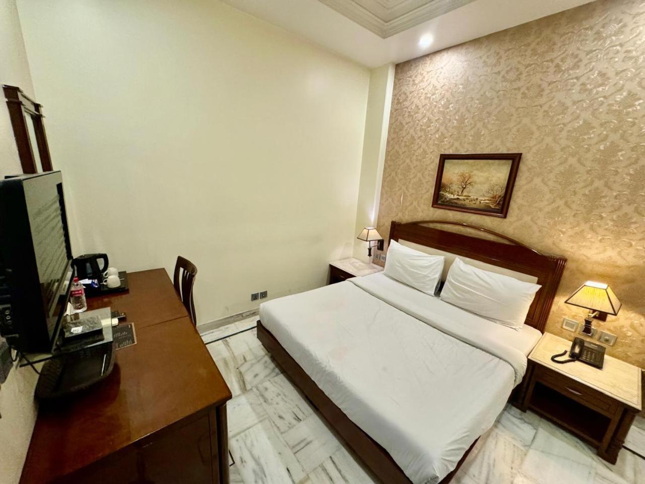 Hotel Florence Inn, Karol Bagh, New Delhi, 2 Min From Metro Buitenkant foto
